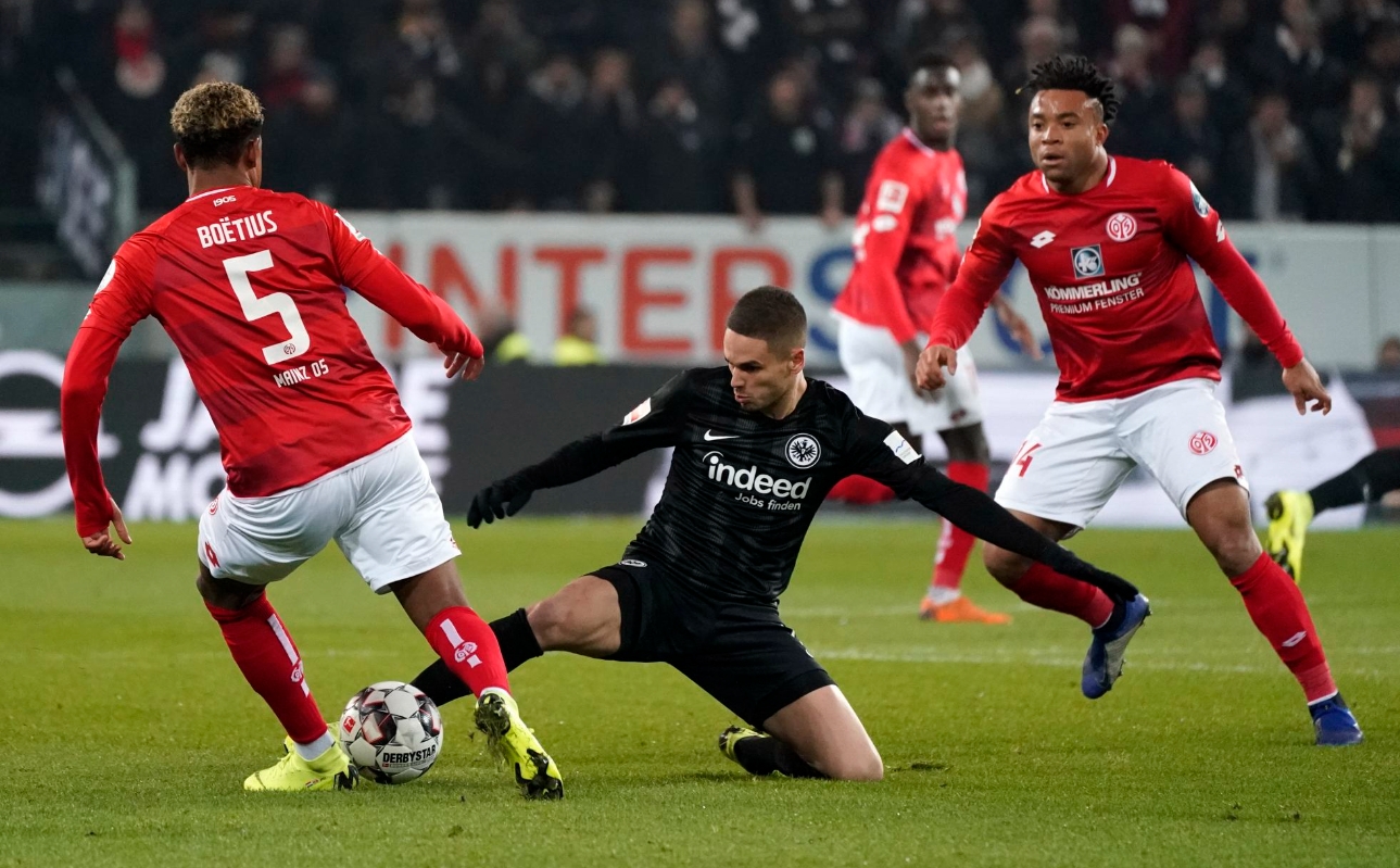 开云首页体验-包含法兰克福发布备战花絮，赛前防线松动，德甲任务艰巨，身体对抗强度拉满的词条